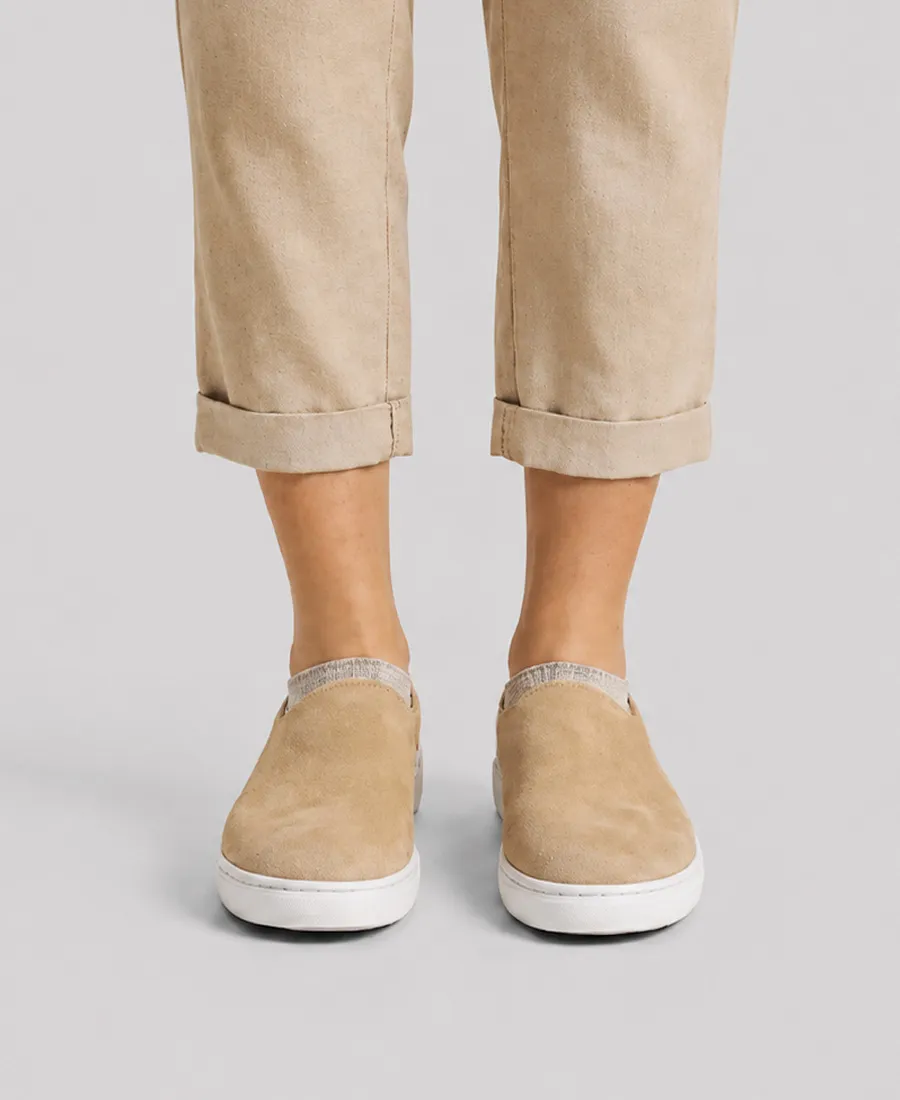 Persona usando zapatillas de descanso Mirlo Sand Suede color arena