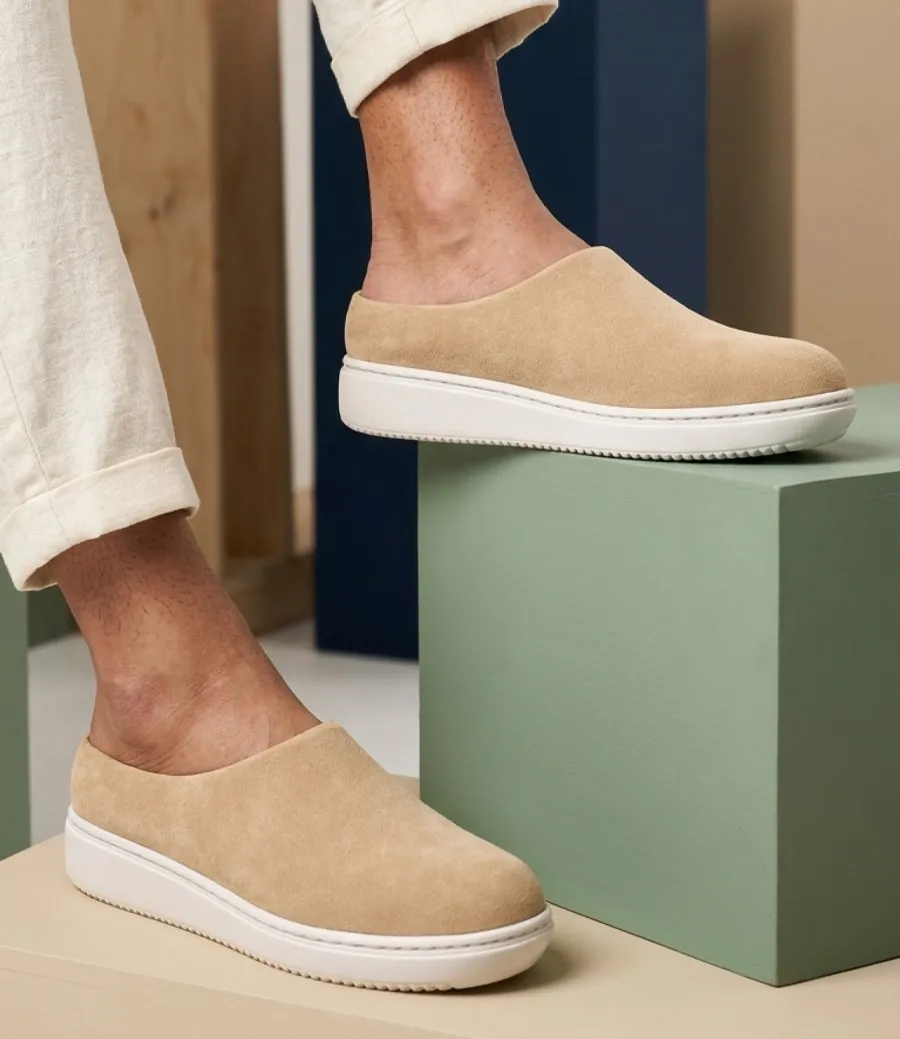 Persona usando zapatillas Mirlo Sand Suede color arena en un ambiente interior